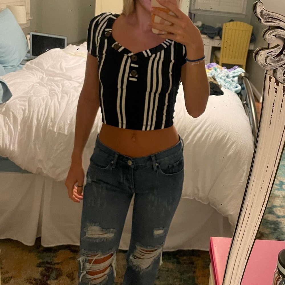 Striped crop tee w buttons